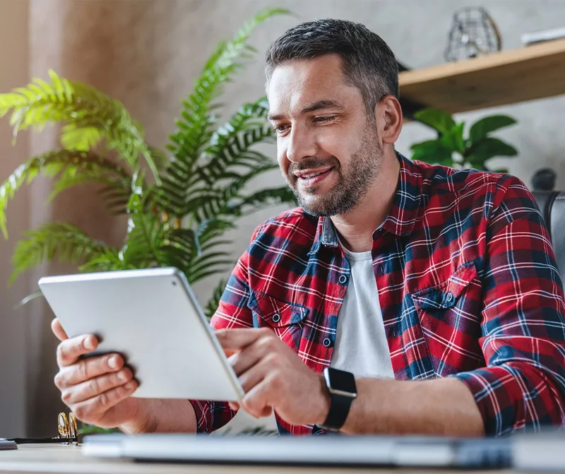 features man smiling at tablet qwo7m5d8slw1nrn4dh